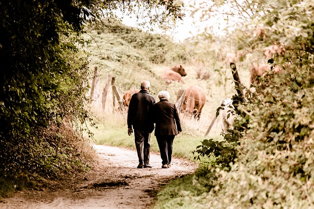 Seniorenpaar Spaziergang